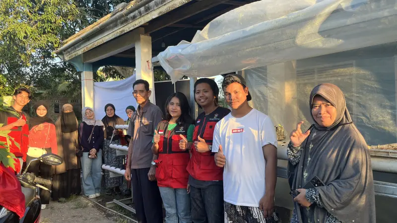 Dari Pekarangan Sempit ke Mangkuk Hijau: Jejak Hidroponik Mahasiswa Unhas di Barombong