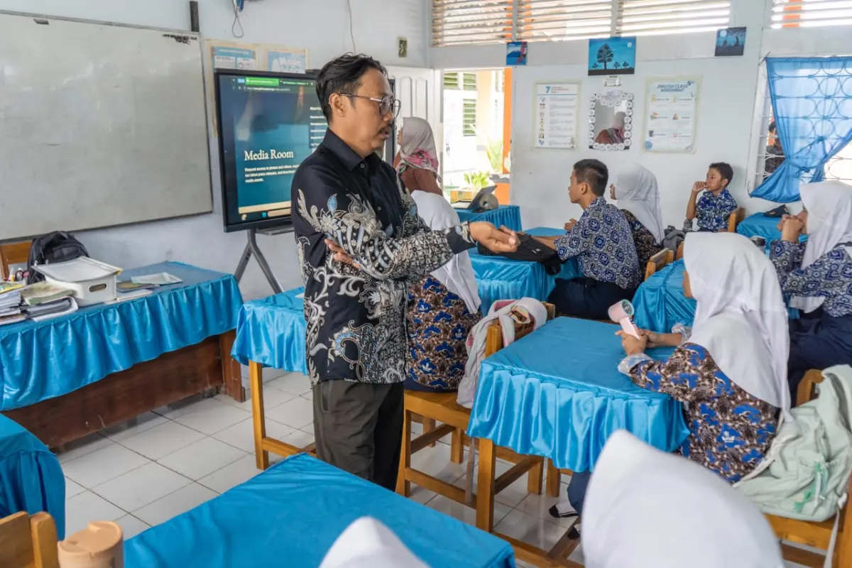 Mencegah Bulukumba Bernasib Sama dengan Jawa,  Founder ECOTON Ajak Pelajar SMPN 10 Belajar Membaca Kesehatan Sungai