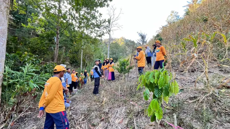 KKN Tematik II UNG Dampingi Petani Desa Modelidu Terapkan Teknik Konturing pada Lahan Miring