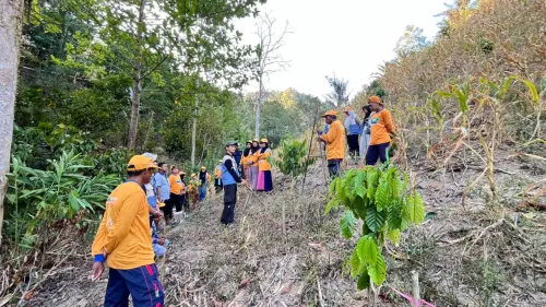 KKN Tematik II UNG Dampingi Petani Desa Modelidu Terapkan Teknik Konturing pada Lahan Miring
