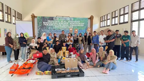 Kemenhut Dorong Ekraf Berbasis Hutan, Pemuda Tabo-Tabo Pangkep Dibekali Alat Usaha Ekowisata