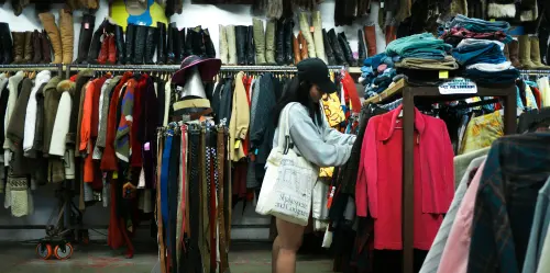 Menimbang Ulang Tren Pakaian Bekas, Mengapa Thrifting Impor Tak Selalu Jadi Solusi Krisis Lingkungan?