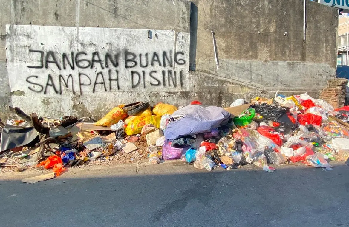 Tumpukan Sampah di Bawah Tulisan Larangan, Gowa Diuji Krisis Tata Kelola dan Perilaku