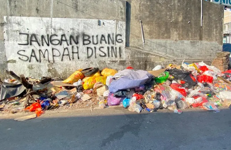 Tumpukan Sampah di Bawah Tulisan Larangan, Gowa Diuji Krisis Tata Kelola dan Perilaku