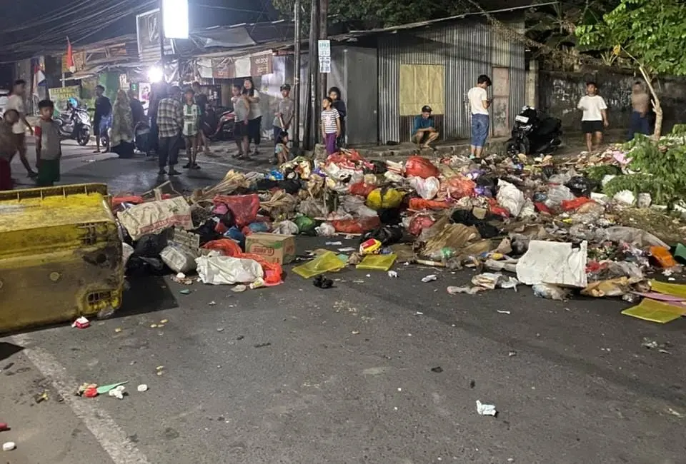 Sepekan Tak Di Angkut, Kekesalan Warga Gowa Blokir Jalan Pakai Sampah Busuk Usai Pengangkutan Lumpuh