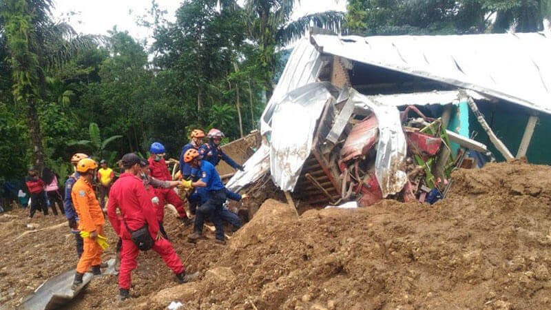 Manggala Agni KLHK Bantu Korban Banjir di Gowa