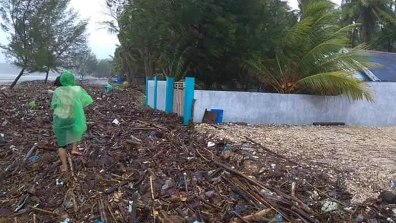FOTO: Tragedi Badai dan Kepungan Sampah di Selayar