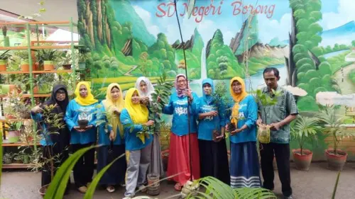 Inspiratif, SDN Borong Memulai Gerakan Satu Orang Satu Pohon