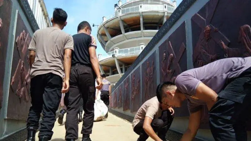 Lusiana Kaget Melihat Polisi Pungut Sampah di Burake, Tana Toraja