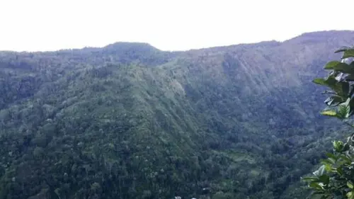 Memanen Pesona Matahari Pagi di Atas Gunung Pattaneteang