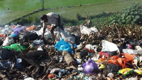 FOTO: Sampah Kok Dibuang Bukan pada Tempatnya, Itu Tanda Anda Tidak Sayang Lingkungan