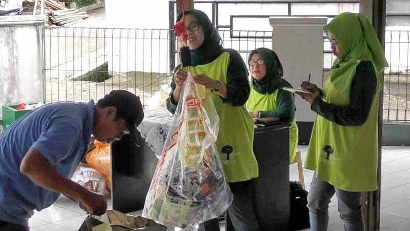 Hasilkan Rp. 12 Juta, Ini yang Dilakukan Bank Sampah Cendana Dharma Wanita BLI KLHK