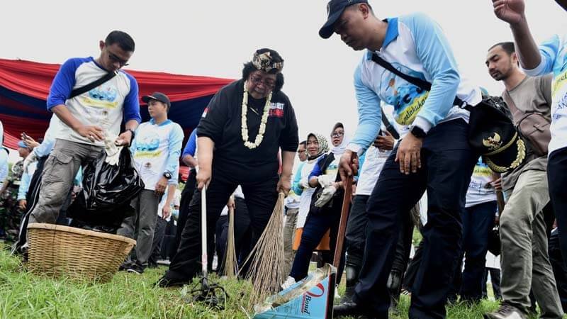 Lestarikan Lingkungan Pesisir dan Laut, KLHK Gelar Aksi Bersih Pantai di Cirebon