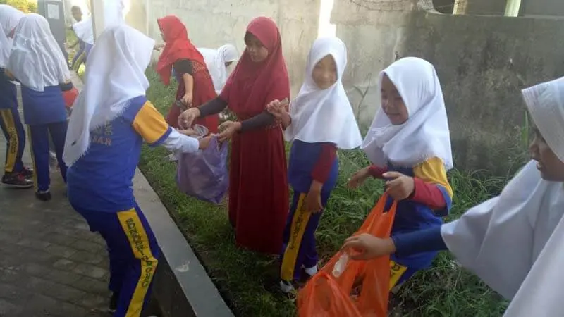 Murid SD Borong Lakukan Aksi Peduli Sampah, Begini Aksinya!