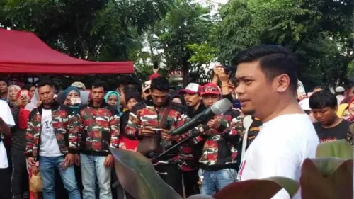 Seorang Lelaki dan Pembungkus Siomay di Gerakan Ayo Gowa Bersih