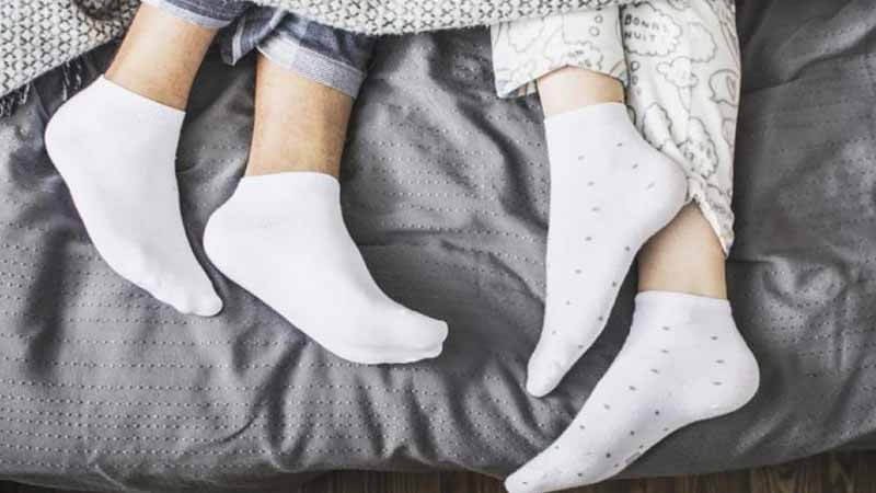 Ingin Hubungan Cinta Berkualitas, Kenakan Kaus Kaki Saat Tidur dan Rasakan Manfaat Lainnya