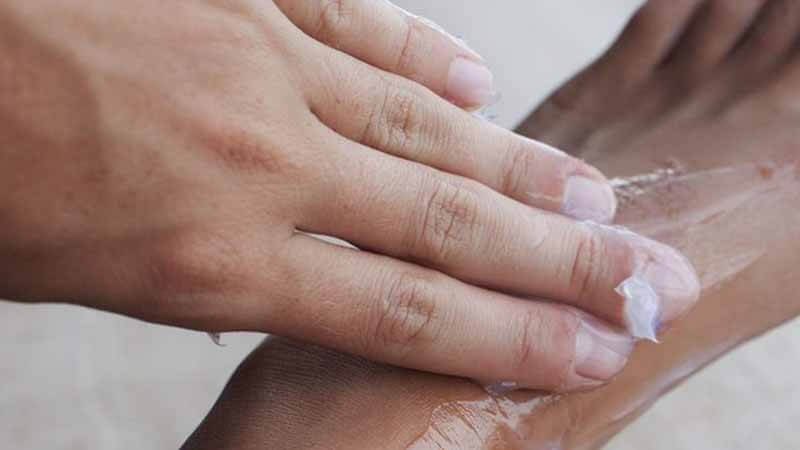 Oleskan Balsam Pada kaki Jika Batuk Enggan Reda!