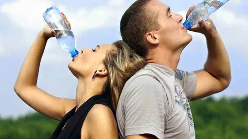 Hentikan Kebiasaan Minum Sambil Berdiri, Ini Dampak Buruknya Bagi Tubuh