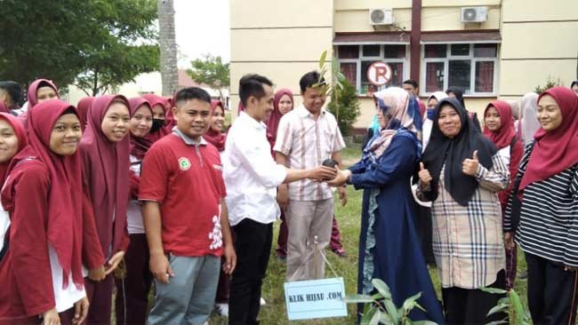 PT Mitra Hijau Asia Berbagi 300 Bibit Durian di Kampus STIKES PHB