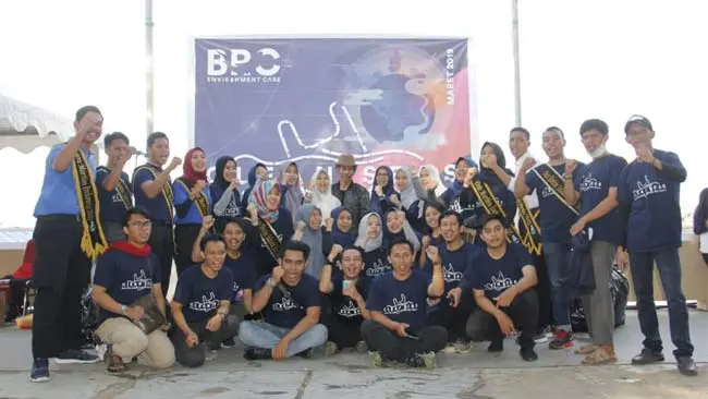 Gandeng Komunitas Lingkungan, BRC Bersihkan Pantai Losari dari Sampah Plastik