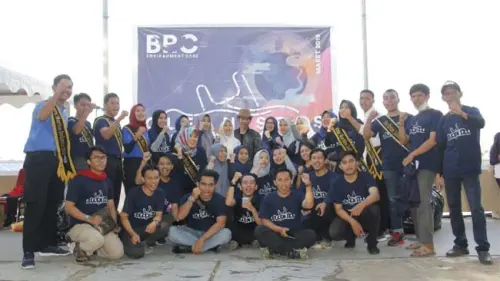 Gandeng Komunitas Lingkungan, BRC Bersihkan Pantai Losari dari Sampah Plastik