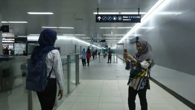 Kok Bisa Stasiun MRT Jakarta Tak Sediakan Tempat Sampah?