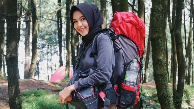 Hari Kartini dan Hari Bumi, Begini Pesan Pendaki Muslimah Cantik Ini!