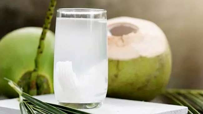 Selain Menetralisir Keracunan Makanan, Ini 6 Manfaat Lain Air Kelapa