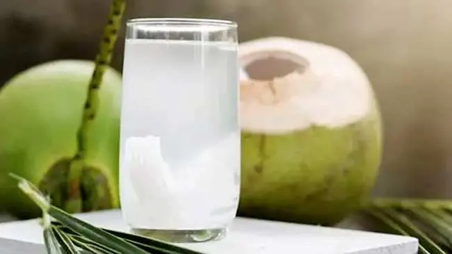 Selain Menetralisir Keracunan Makanan, Ini 6 Manfaat Lain Air Kelapa