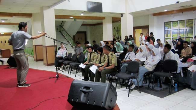 Anak SMA, Imajinasi dan Sajak-Sajak yang Menghujam ke Bumi