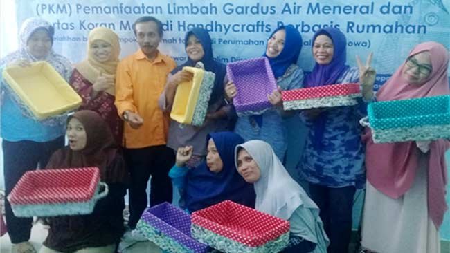 Ibu-Ibu, Koran Bekas dan Inspirasi dari Seorang Dosen Seni UNM