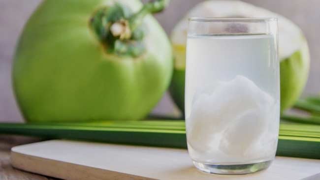 Ini Manfaat Berbuka dengan Air Kelapa Muda dan Bahayanya