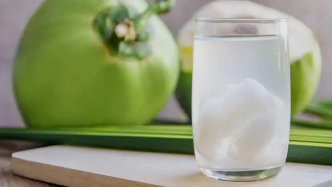Ini Manfaat Berbuka dengan Air Kelapa Muda dan Bahayanya
