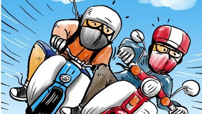 Agar Tetap Fit Berkendara Motor Saat Cuaca Panas, Ikuti Tips Ini!