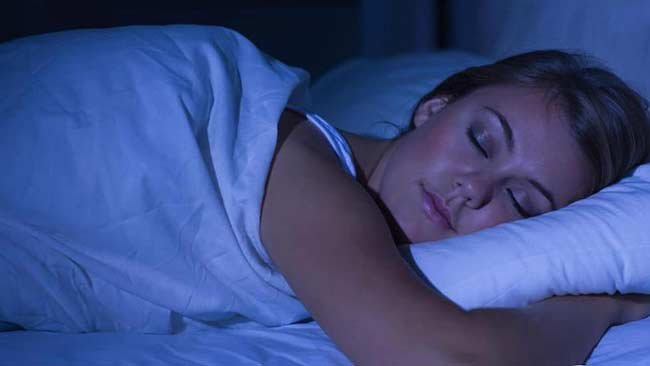 Benarkah Tidur dengan Lampu Menyala di Malam Hari Bisa Bikin Gemuk?