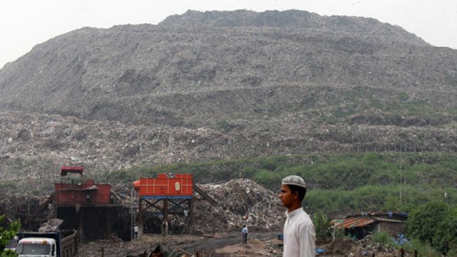 Gunung Sampah di India Jadi Saingan Baru Taj Mahal