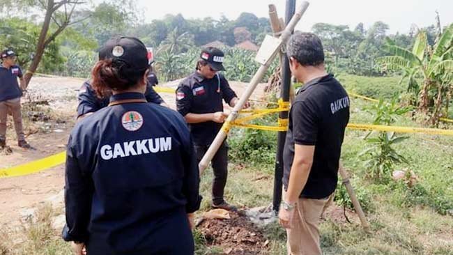 KLHK Menyegel Tempat Pembuangan Sampah Ilegal Sebuah Komplek Perumahan di Bogor