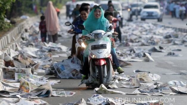 Keren, Nelayan di Pelabuhan Sunda Kelapa Kompak Bersihkan Koran Bekas