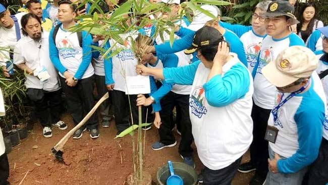 Minggu Ceria, Menteri Siti Ikut Bersih-Bersih Kali Ciliwung