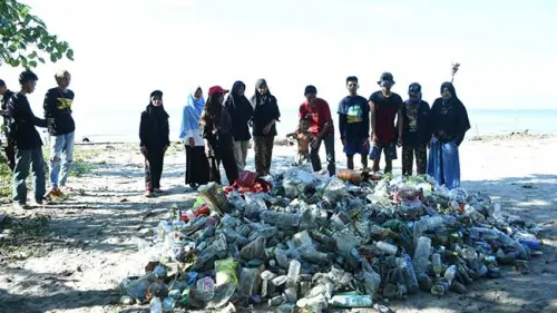 Ada Bukit Sampah Plastik Saat Clean Beach Action di Pantai Lapeo Mandar