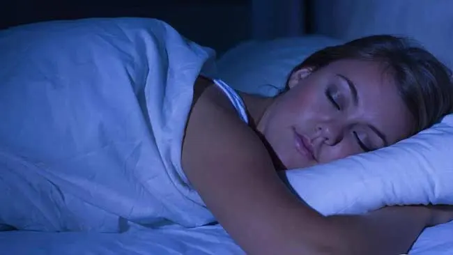 Benarkah Tidur dengan Lampu Menyala di Malam Hari Bisa Bikin Gemuk?