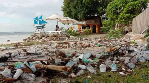 Dihuni Sampah, Pasir Putih Pantai Mandala Ria Terancam Jorok
