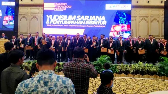 Fakultas Teknik Industri UMI Lantik Ratusan Insinyur Baru