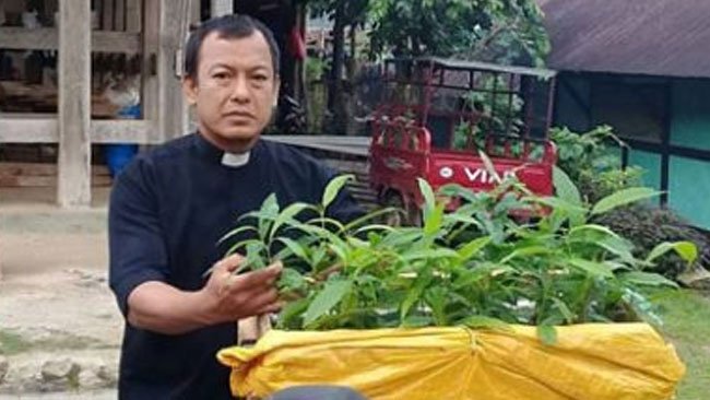 Kisah Seorang Pendeta  yang Gelisah Jika Tak Bawa Pohon Saat Pergi Melayani