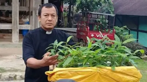 Kisah Seorang Pendeta  yang Gelisah Jika Tak Bawa Pohon Saat Pergi Melayani