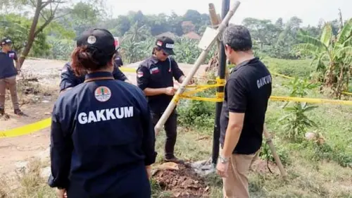 KLHK Menyegel Tempat Pembuangan Sampah Ilegal Sebuah Komplek Perumahan di Bogor