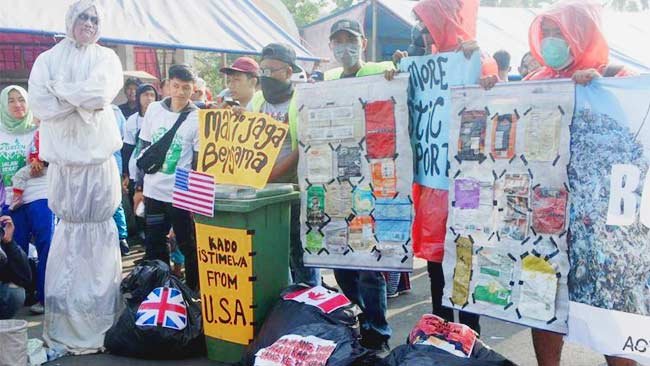 Saat Para Pegiat Lingkungan di Karawang Serukan Tolak Sampah Impor