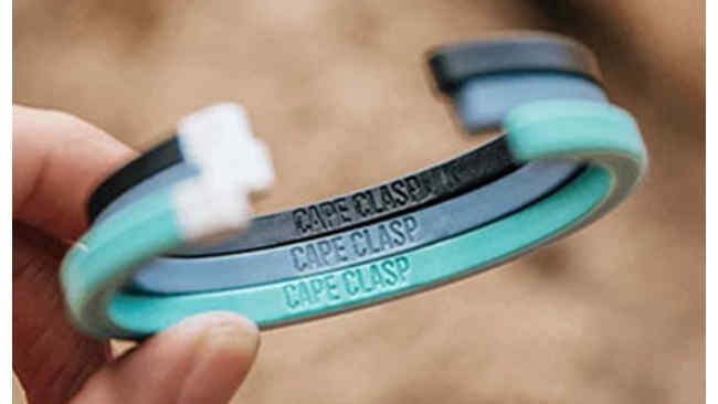 Terbuat dari Sampah Plastik, Gelang Tikos ini Memberi Motivasi Pada Tiap Warnanya