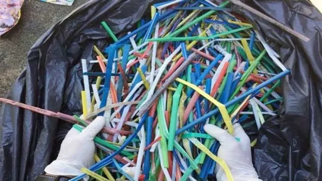 Dua Warabala Ini Tak Lagi Sediakan Sedotan Plastik