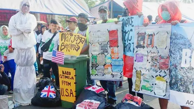 Saat Para Pegiat Lingkungan di Karawang Serukan Tolak Sampah Impor